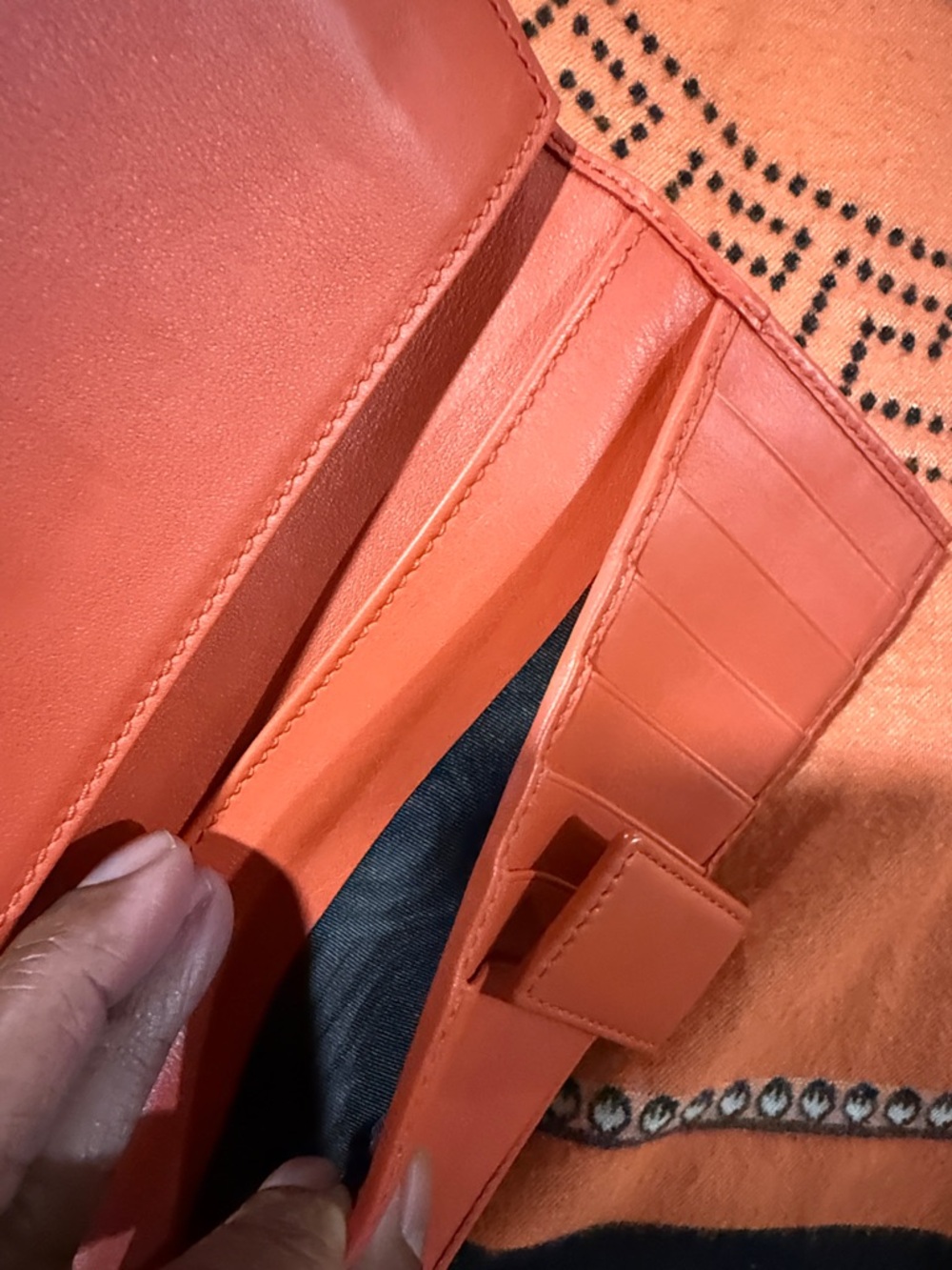 Gucci Beige Monogram Bifold Wallet with Red Trim never use light marks on metal - Picture 5 of 7